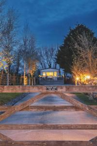 Ein Park bei Nacht mit einem Gebäude im Hintergrund in der Unterkunft Eastington in Lapford