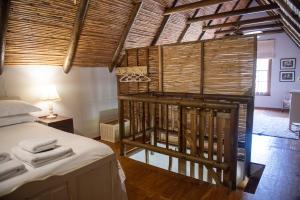 a bedroom with a bed with towels on it at Landmeterskop in Stanford