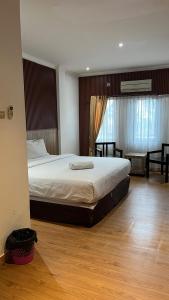 a bedroom with a large bed in a room at HOTEL MAJESTIC in Palembang +51 photos