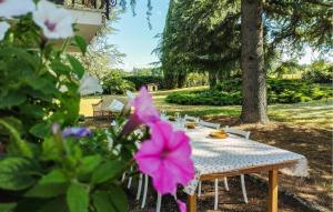 a table in a park with a pink flower at 3 Bedroom Awesome Home In Cingoli in Cingoli