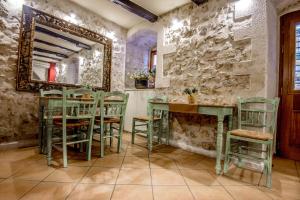 une salle à manger avec une table, des chaises et un miroir dans l'établissement Leo Hotel, à Réthymnon