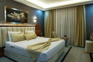 a hotel room with a bed and a table at Midyat Bay Grand Hotel in Midyat +92 photos