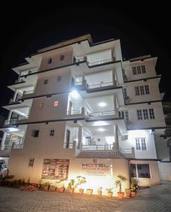 un gran edificio blanco por la noche con luces en OYO 789 Hotel Shivam Plaza en Katmandú
