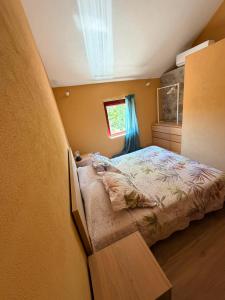 a small bedroom with a bed and a window at Quinta de Águas Mortas in Gestaco