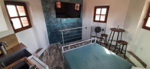 a bathroom with a blue floor and a tv on the wall at Tour Médiévale Unesco in Albi