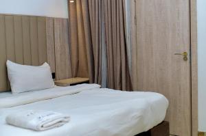 two beds sitting next to each other in a room at Tipson Apartments in Bamgbose