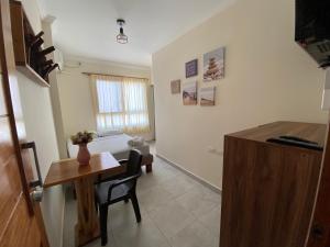 a small room with a table and a bedroom at BlackPoint in Ballenita