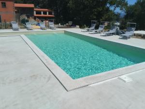 a swimming pool with chairs and a swimming pool at Casa dos Cortinhais 2 in Oliveira de Frades