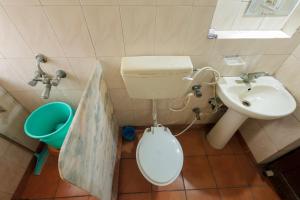 a bathroom with a toilet and a sink at Omji Ashram - Maa Anandmayi in Vrindāvan