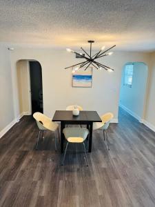 a dining room with a table and chairs at House FLL airport in Fort Lauderdale