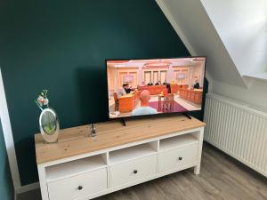 a flat screen tv sitting on top of a dresser at Ferienwohnung am Woezer See in Woez