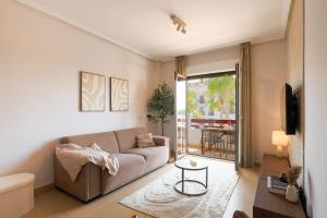 a living room with a couch and a table at Casa Avina Bliss in Los Alcázares