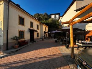 a cobblestone street in a town with a building at Casa Didavani 2-6 people in Belveglio