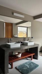 ein Badezimmer mit zwei Waschbecken und einem großen Spiegel in der Unterkunft Casa Olié in Oaxaca de Juárez