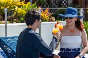 a man and a woman holding a drink at SERHS Beach Hotel in Natal