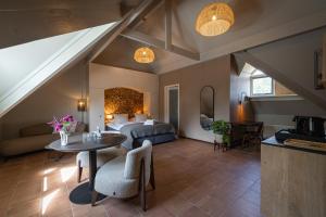a bedroom with a bed and a table in a room at Bed & Bos de 14 Sterren in Den Burg