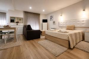 a bedroom with a bed and a dining room at Imperial apartment 1, 2 e 3 in Braga