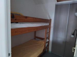 a small room with two bunk beds in it at style petit chalet de montagne in Prades