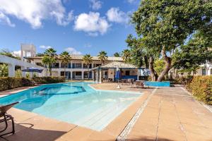 a swimming pool in front of a building at Guarajuba, apart 1/4 próximo à praia in Guarajuba