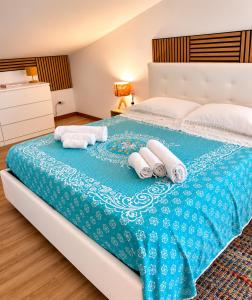 a bedroom with a bed with towels on it at La Dimora di Deborah Terrazza Panoramica, Centro & Stazione a 4 min, Relax e Comfort in Montecatini Terme