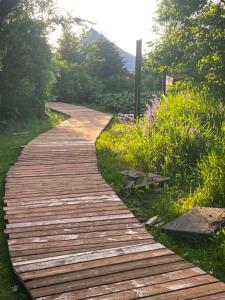 a wooden path in a park with a bench at Thy Glamping in Hurup