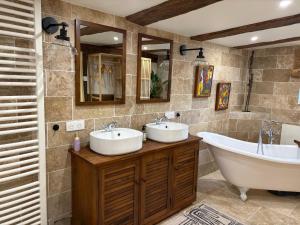 a bathroom with two sinks and a bath tub at En Passant in Dambach +24 photos