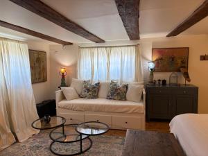 a living room with a couch and a window at En Passant in Dambach