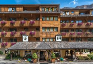 a hotel with a building with flowers on the balconies at Hotel La Villa in La Villa