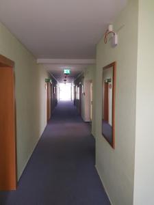 ein leerer Flur in einem Bürogebäude in der Unterkunft Hotel Stadt Baunatal in Baunatal