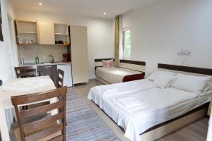 a bedroom with a bed and a table and a kitchen at Salt Holiday in Praid