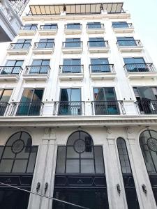 a tall white building with many windows on it at Gang Thep Hotel in Thái Nguyên +6 photos