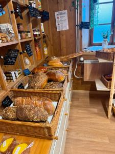 a bakery with lots of different types of bread at Appartement La Croix in Villarvolard