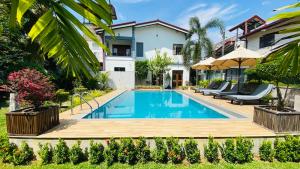 a swimming pool in front of a house at Erin Orr Villa in Wadduwa