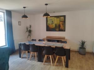 a dining room with a table and chairs at Casa Carolianne in Bran