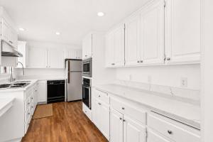 a white kitchen with white cabinets and white appliances at MOUNTAIN WILLOW GETAWAY in Jackson