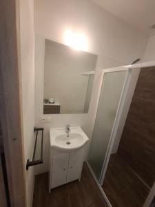 a bathroom with a sink and a mirror at DOMEK na górce u Celiny in Dargobądz