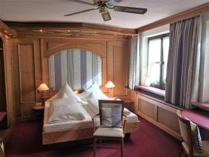 Postel nebo postele na pokoji v ubytování Hotel Augsburger Hof