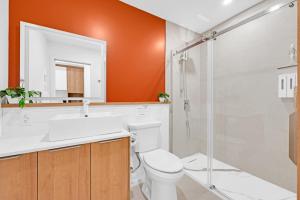 a bathroom with a toilet and a sink and a shower at Lofts Orizon in Rimouski
