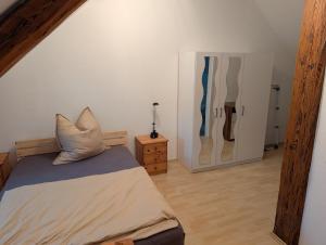 a bedroom with a bed and a mirror at Ferienwohnung Am Markt in Eisfeld