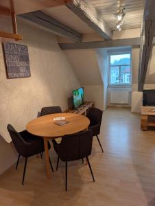 a meeting room with a wooden table and chairs at Ferienwohnung Am Markt in Eisfeld
