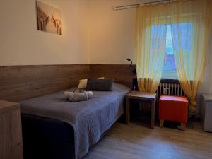 a bedroom with a bed and a window at Frankenstube in Eichelsdorf