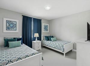 a bedroom with two beds and a television in it at PEAK AND PINE GETAWAY in Eden