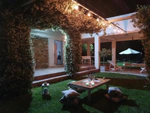 a patio with a table in the middle of a yard at La Constancia in Parana