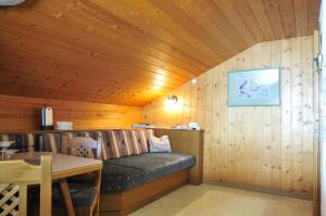 トゥクスにあるHaus Koidlの木造キャビン内のソファ付きの部屋