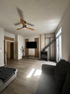 a living room with a ceiling fan and a couch at Casa Capereta in Alberique