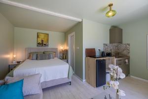 a bedroom with a bed and a couch at Apartments Giardino Mediterraneo in Petrovac na Moru