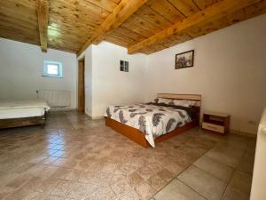 a bedroom with a bed and a wooden ceiling at Casa de vacanta Marian in Sâmbăta de Sus