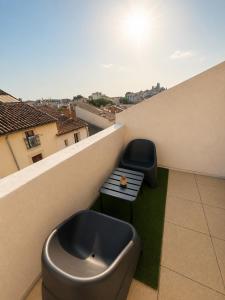 a balcony with a bench and a bathtub on a ledge at Elégant Duplex in Béziers