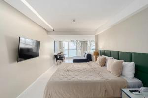 a bedroom with a large bed with a green headboard at HY Apartaments & Hotels-Boa Viagem in Recife