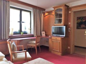 TV a/nebo společenská místnost v ubytování Hotel Augsburger Hof
